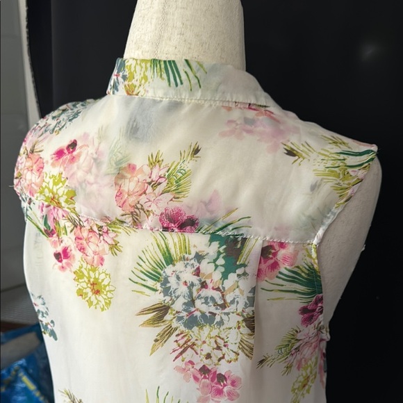 H & M Floral Sleeveless Women's Button Up Top, size 10 - Picture 5 of 5